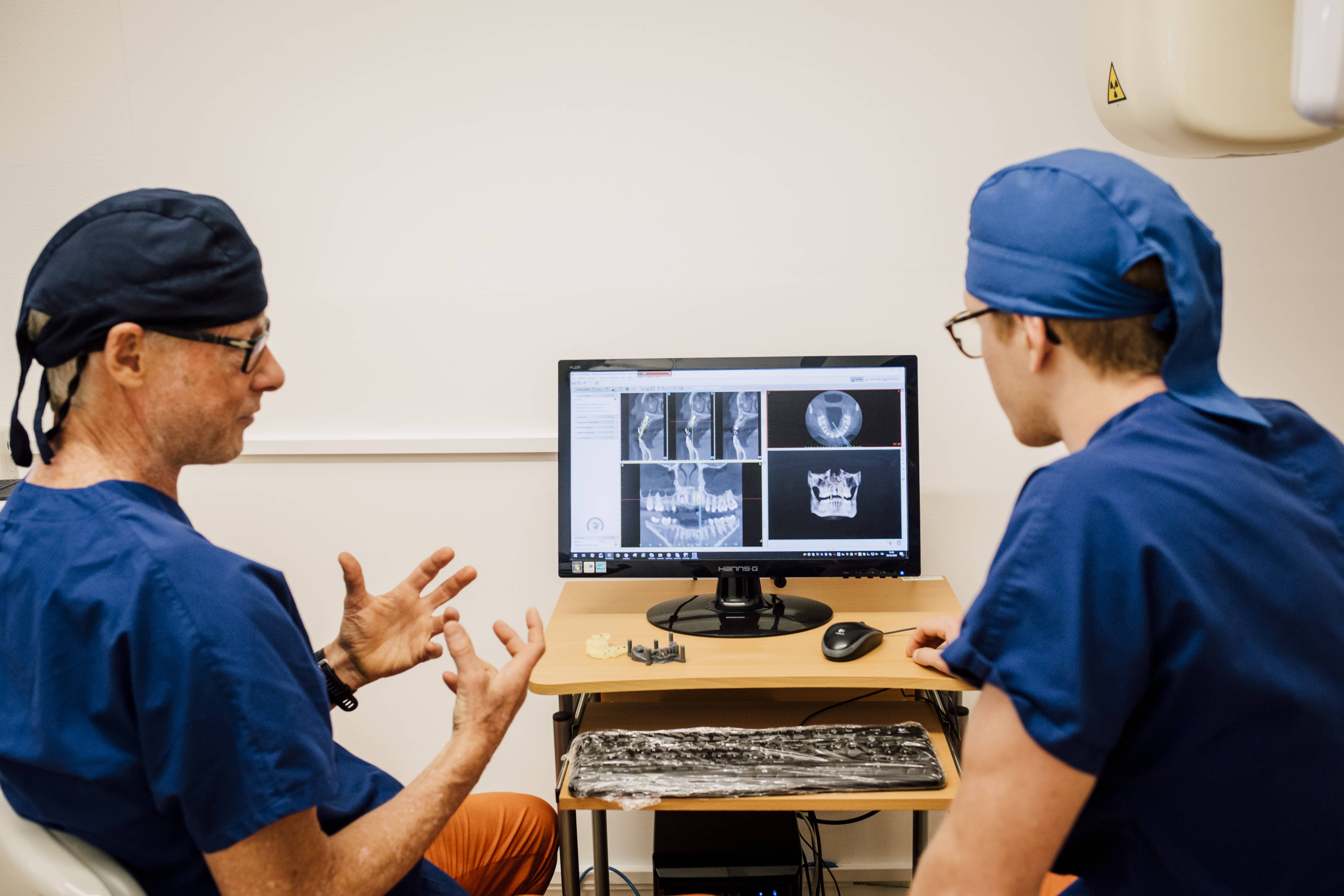 Dott. Marco Caneva con l’ing. Matteo Caneva durante la pianificazione implantare su TAC 3D a Trieste