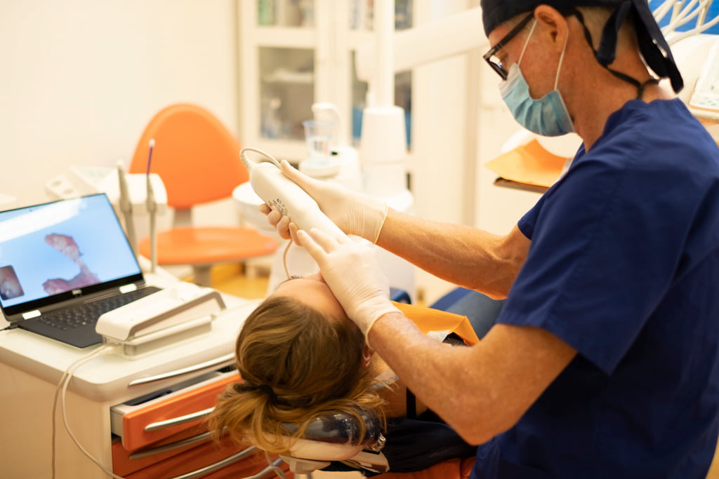 Scansione digitale intraorale per la progettazione implantare allo Studio Dentistico Caneva a Trieste