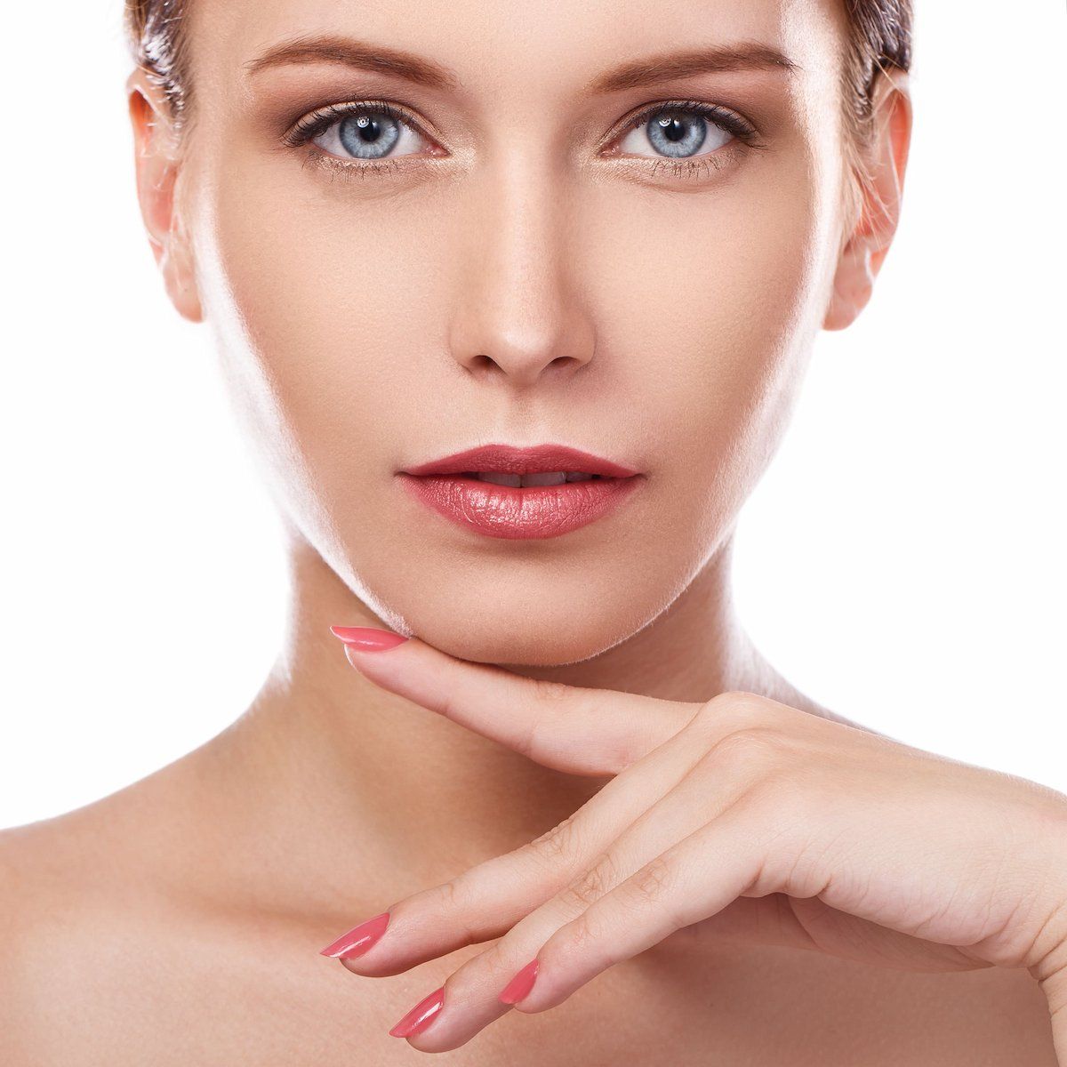 Donna con pelle luminosa e viso armonioso, concetto di medicina estetica del viso